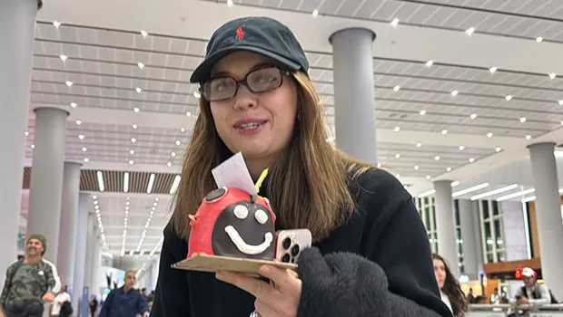 Afra Saraçoğlu'na Havalimanında Unutulmaz Doğum Günü Sürprizi!