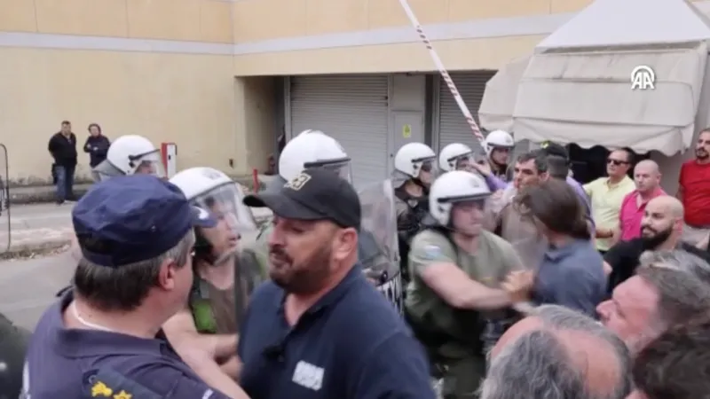 Atina'da eylem yapan taksiciler ile polis arasında arbede yaşandı
