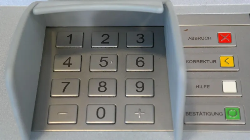 ATM’lerde bulunan kırmızı tuş bakın ne işe yarıyormuş