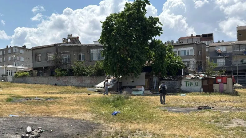 Bağcılar’da boş arazide erkek cesedi bulundu
