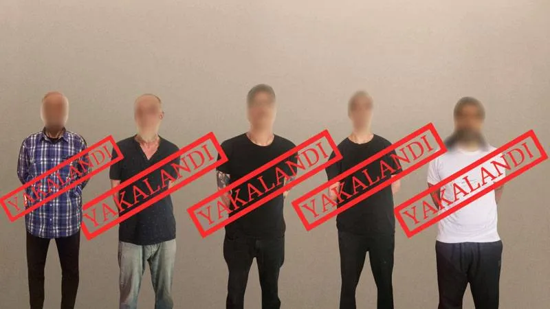 Bakan Yerlikaya duyurdu: Kırmızı bültenle aranan 3 kişi ve ulusal seviyede aranan 2 kişi Gürcistan’da yakalanıp Türkiye’ye getirildi