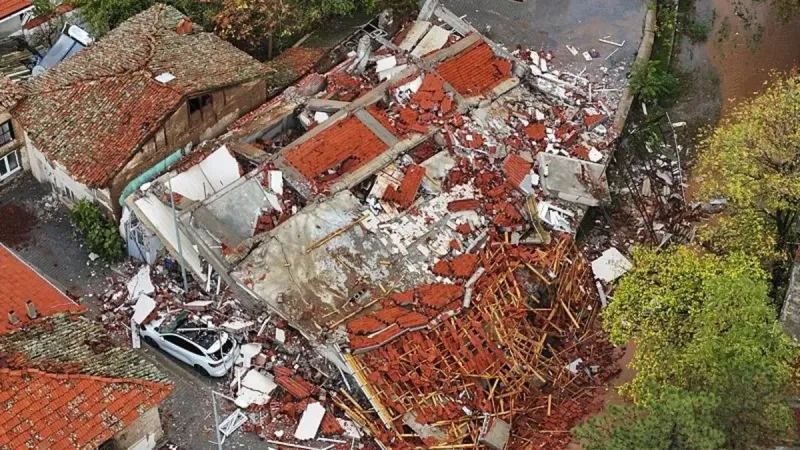 Balıkesir'de Deprem! Sındırgı'da Yıkılan Binalar Havadan Görüntülendi!