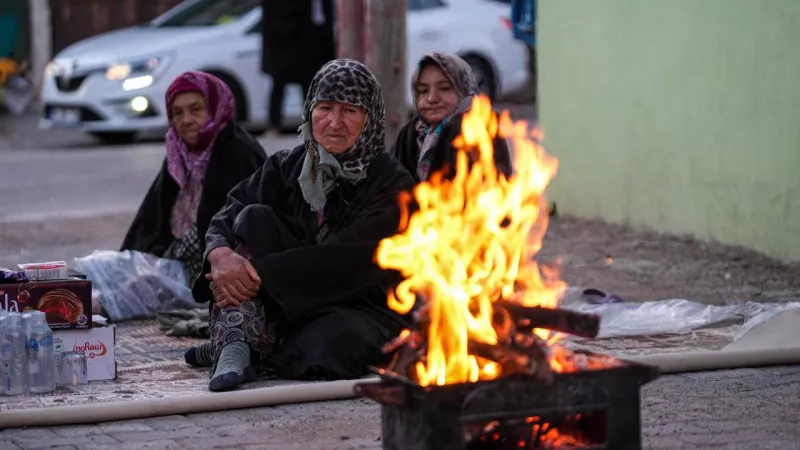 Balıkesirliler geceyi sokakta geçirdi