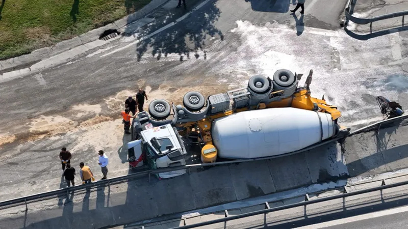 Beton Mikseri Kabusu! Basın Ekspres'te Yol Kapandı!
