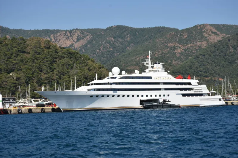 Bush ailesini de ağırlamış, helikopter, 80 mürettebat, hastane, güvertesinde kumsal olan "Lady Moura" yatı Marmaris limanında