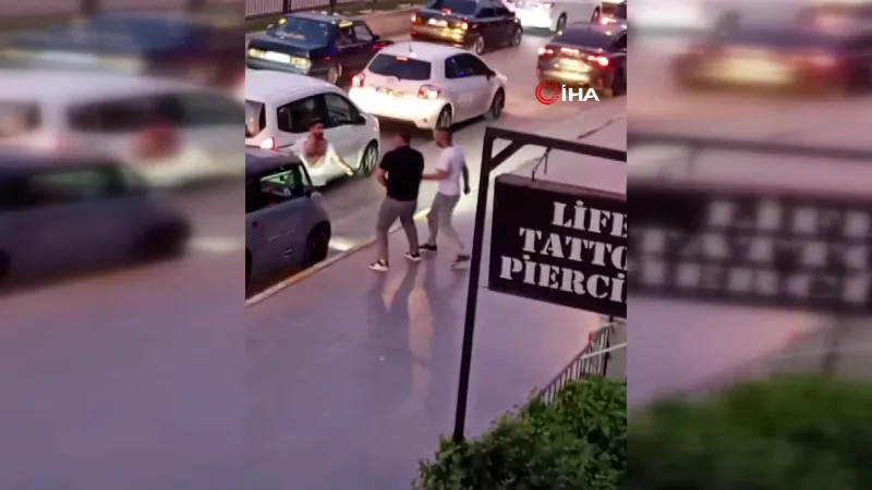 Cadde ortasında kemerli bıçaklı kavga: 1 yaralı