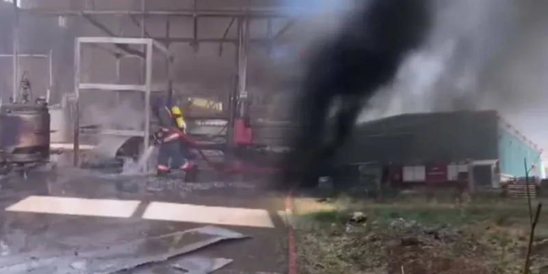 Çanakkale'de Fabrika Alevlere Teslim! İşçi Hayati Tehlike Atlattı