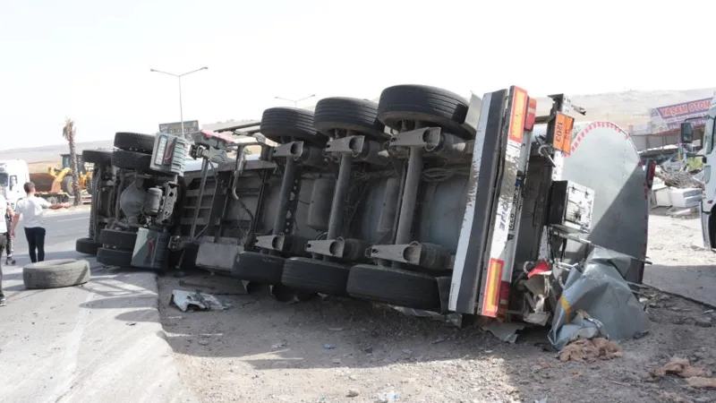 Cizre'de ham madde yüklü tır devrildi: 1 yaralı
