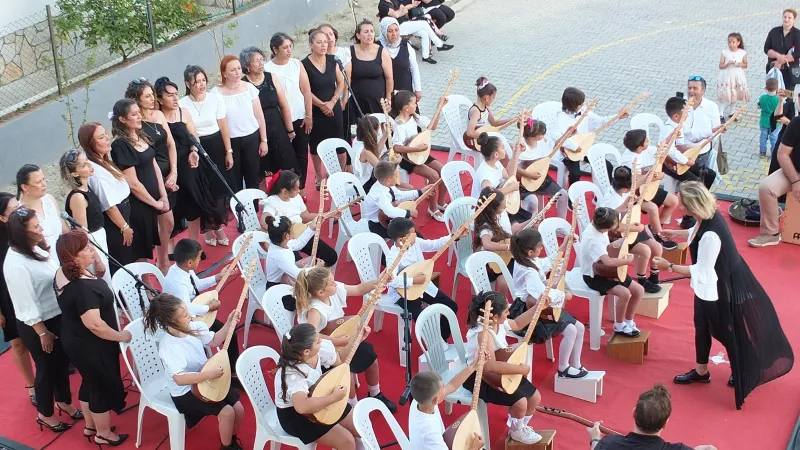 Minik Ellerden Türküler: Çocuklar Çaldı, Anneler Söyledi!
