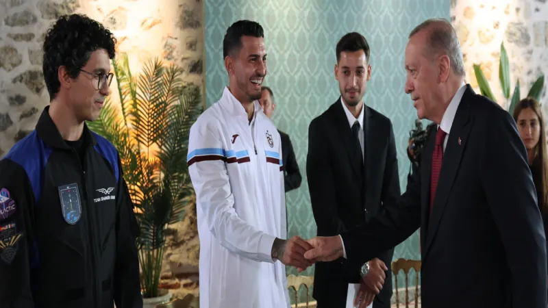 Cumhurbaşkanı Erdoğan ile Galatasaraylı Kaan Ayhan arasında gülümseten sohbet