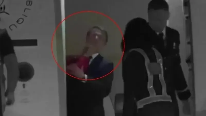 Eşi Brigitte Emmanuel Macron'u böyle tokatladı! Elysee Sarayı ne diyeceğini şaşırdı: Stres atma anı