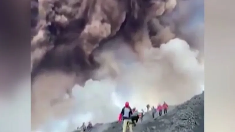 Etna patladı, turistler kaçtı