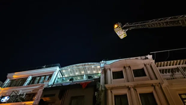 Fatih'te Otel Yangını! Alevler Yükseldi, Herkes Dışarı!