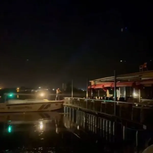Fırat Nehri'nde panik: Halatı kopan duba restoran sürüklendi