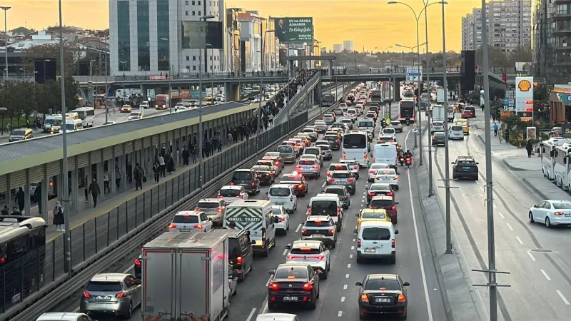 İstanbul'da Trafik Felç! Yoğunluk %70'e Ulaştı!