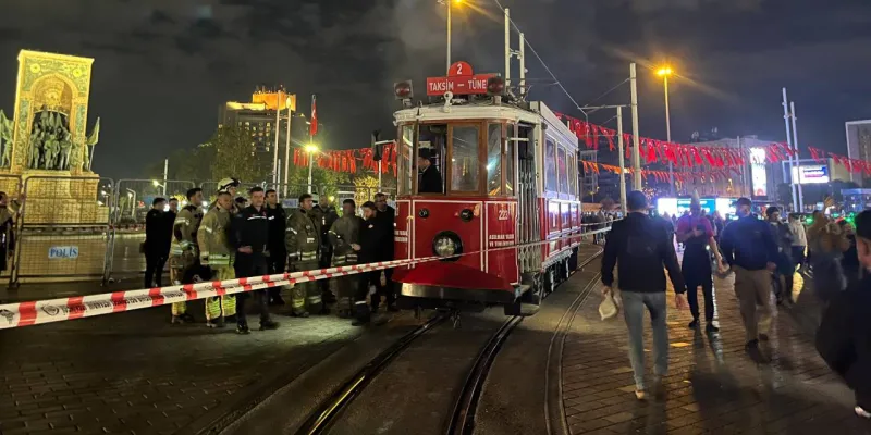 İstanbul'da Nostaljik Tramvay Alevlere Teslim! Neler Oluyor?