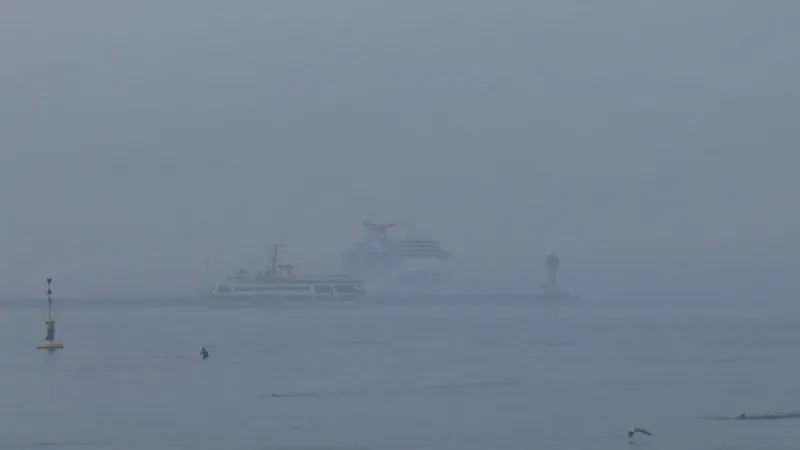 İstanbul'da Yoğun Sis Alarmı! Görüş Mesafesi Nereye Düştü?