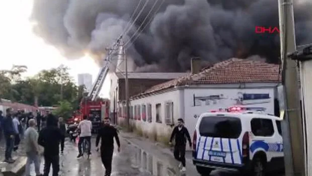 İzmir'de depo yangını: Müdahale ediliyor