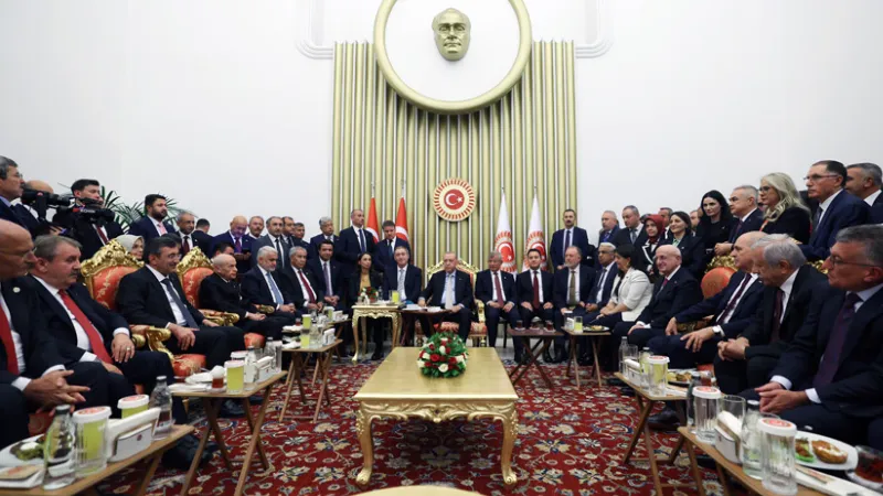 Karar yazarı Sert: Türkiye bir fotoğrafla toparlanmayacak kadar derin bir siyasal daralmadan geçiyor