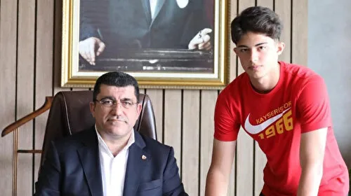 Kayra Cihan Kayserispor'la profesyonel sözleşme imzaladı