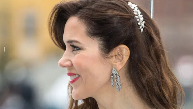 Kim baş tacı etmez böyle gelini! Emrinde kocaman bir servet var... Ama eskileri giyip mücevherin de ucuzunu alıyor