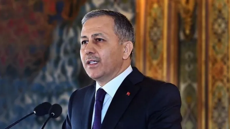 Kırmızı bültenle aranan 3 kişi Türkiye'ye getirildi