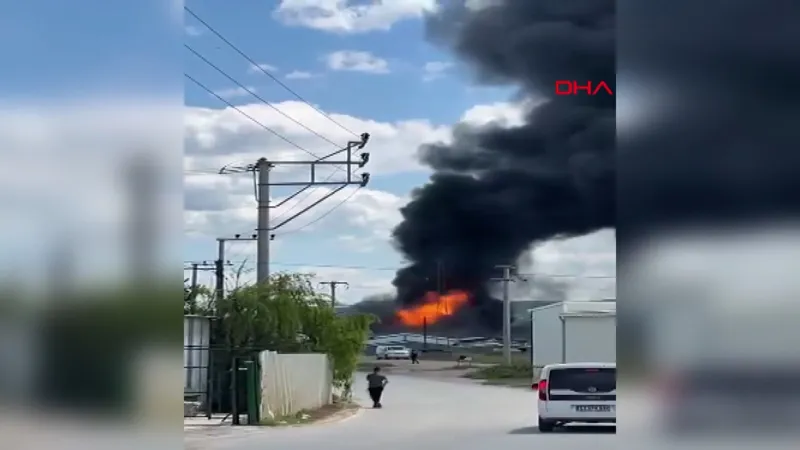 Kocaeli’de boya fabrikasında yangın