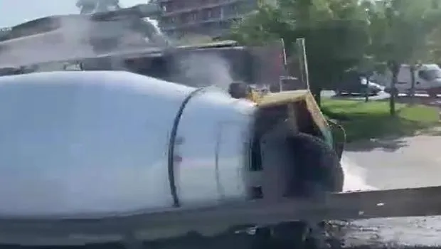 Küçükçekmece beton mikseri devrildi