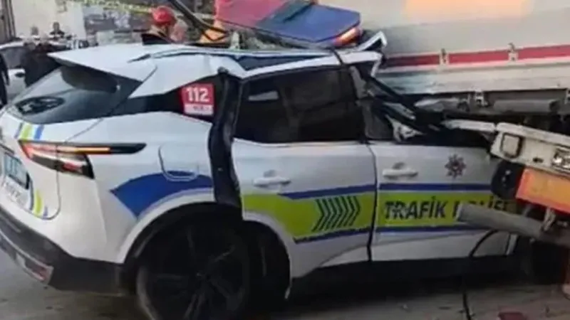 Manisa’da feci kaza: Trafik polisi aracı TIR’a çarptı