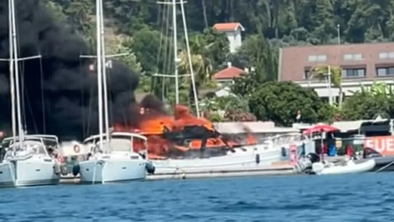 Marinada demirli motoryatta yangın