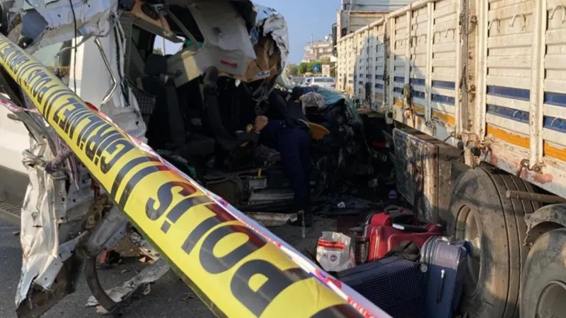 Mersin’de tatil yolunda feci kaza: 2 ölü, 10 yaralı