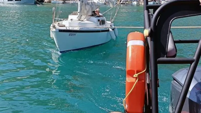 Motor arızası yapan yelkenli kurtarıldı