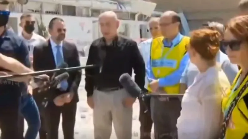 Netanyahu canlı yayında konuşurken bina çöktü! İşte o anlar