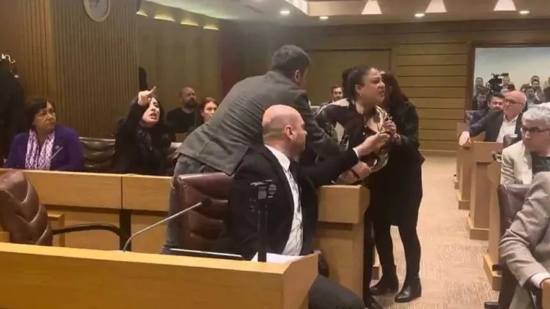 AKP'li Başkan'dan CHP'li Üyeye Küfür Şoku! Meclis Karıştı