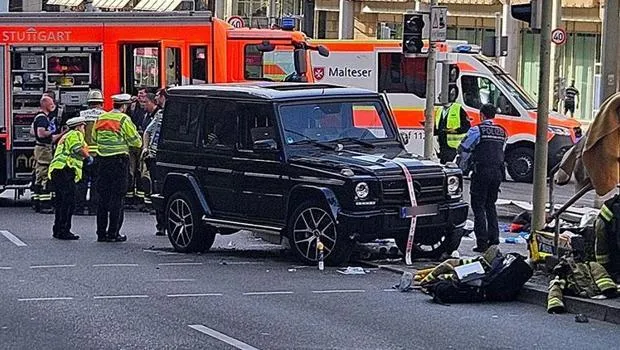 Stuttgart'ta Dehşet! Araç Kalabalığa Daldı: Yaralılar Var!