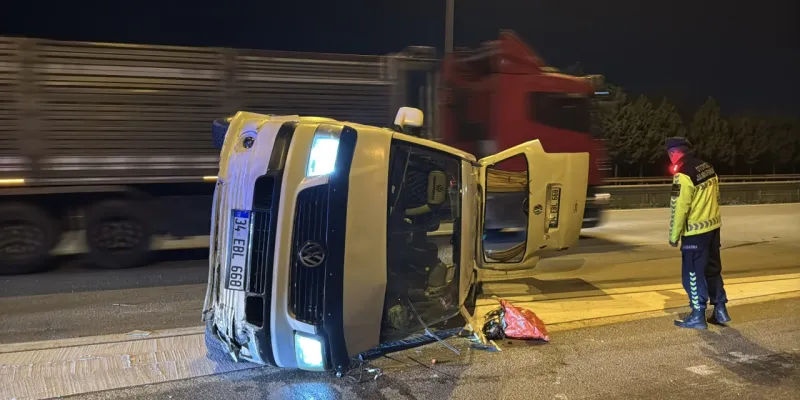 Anadolu Otoyolu'nda Feci Kaza! Minibüs Devrildi, Sürücü Yaralı!