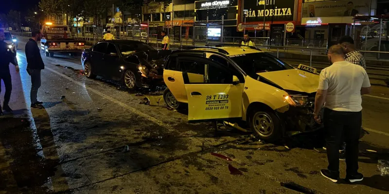 Kayseri'de Zincirleme Kaza: 4 Araç Birbirine Girdi! Şok Detaylar