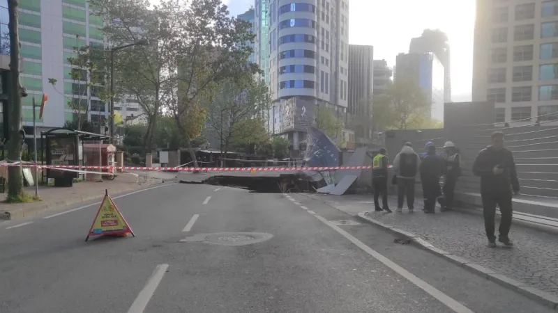 Sarıyer'de Şok! Yol Çöktü: İstanbul'da Neler Oluyor?