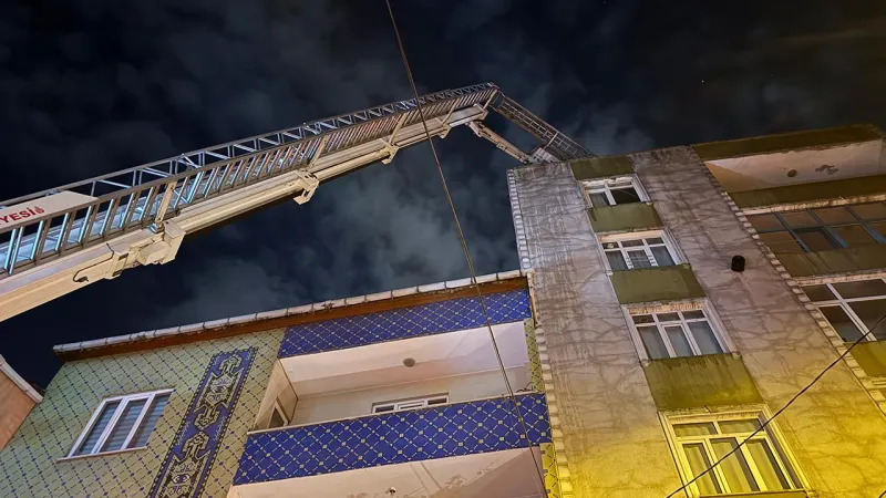 İstanbul'da Korkutan Yangın! 7 Katlı Bina Alevlere Teslim Oldu