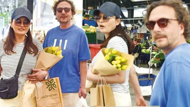 Nurgül Yeşilçay'dan Sarı Lale Aşkı! Pazarda Romantik Anlar