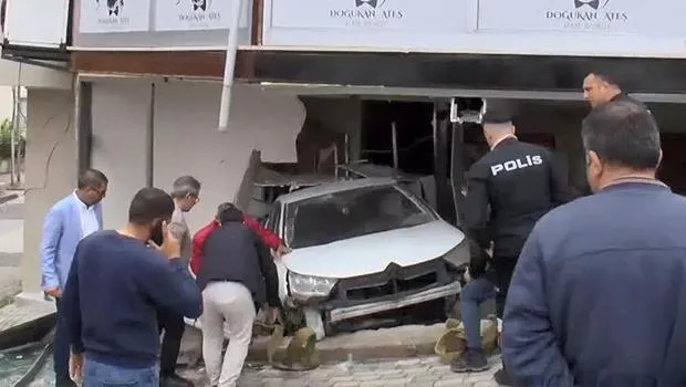 Sultanbeyli'de Şok Kaza! Otomobil Dükkana Girdi: Yaralı Var!