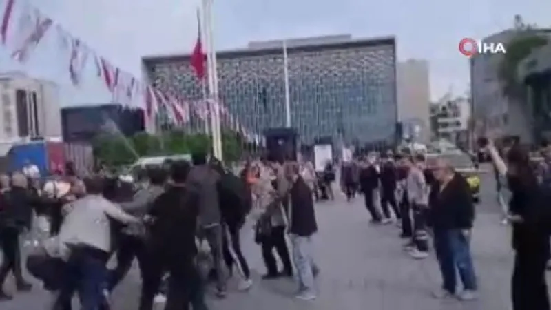Taksim'de Meydan Savaşı! Kavga Kamerada: Neler Oluyor?