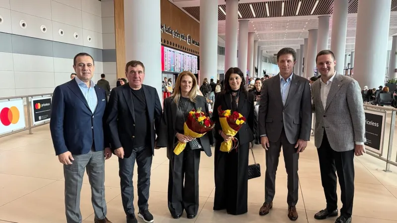 Hagi ve Popescu İstanbul'da! UEFA Zaferi Coşkusu Yeniden Alevlendi