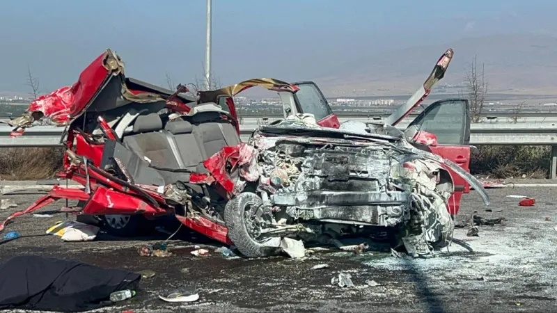 Niğde'de otomobil tıra arkadan çarptı: 2 ölü, 3 yaralı