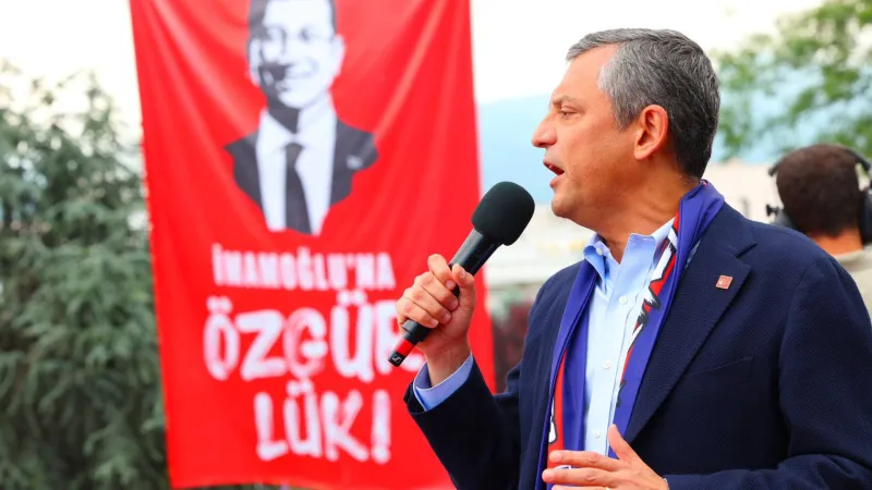 Özgür Özel'den yalan tanıklık iddiası: Tutuklu arkadaşımızı habersizce adliyeye götürüp "Başkaları gibi düzgün ifade ver, evine dön" dediler!