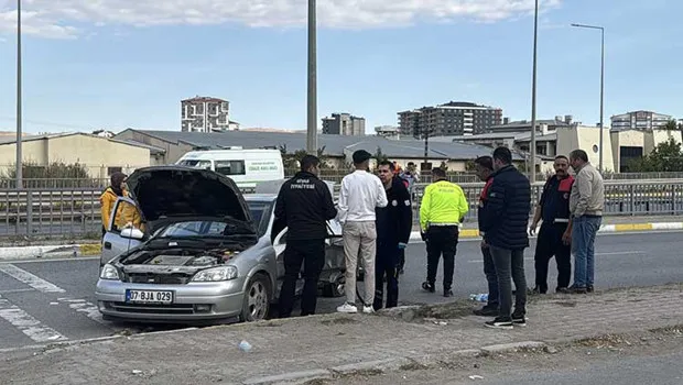 Sivas'ta iki otomobilin çarpıştığı kazada 1 kişi öldü, 3 kişi yaralandı