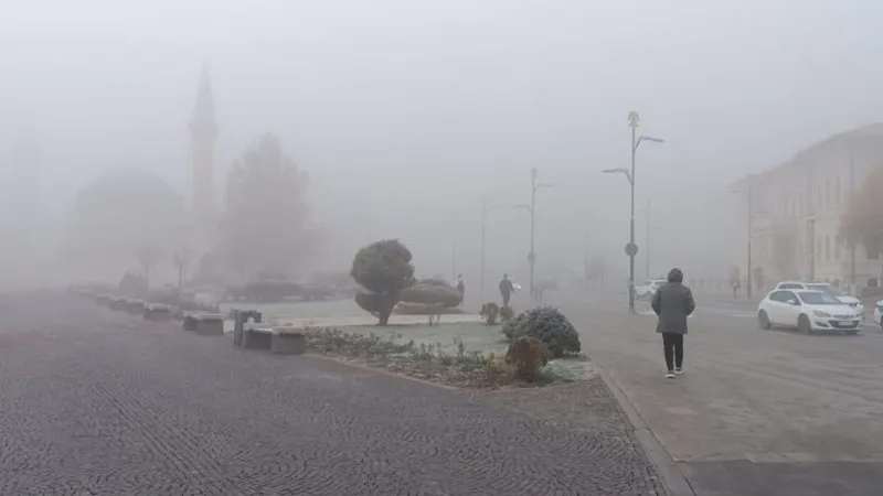 Sivas'ı Esir Alan Sis: Görüş Mesafesi 10 Metreye Düştü!