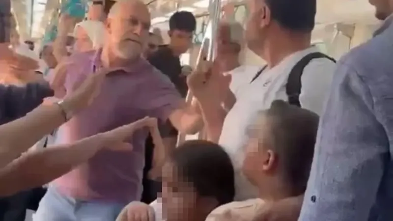 Sosyal medya ayağa kalmıştı! Çocuklarının yanında babayı darp eden şahıs gözaltına alındı