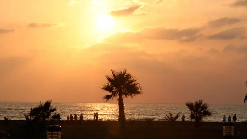 Suriye'de hükûmetten yeni kararlar; kadınlar halk plajlarında burkini giyecek, lüks otel ve özel kulüplerde bikini serbest
