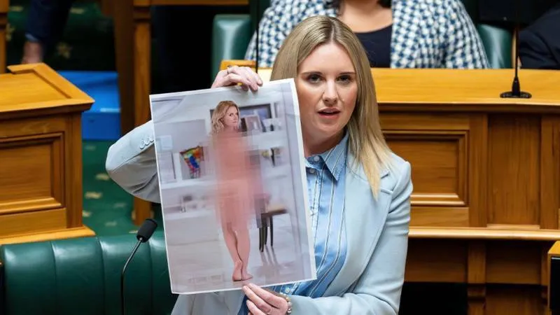 Tüm dünyadaki kadınlar için deepfake tehlikesi | Yeni Zellanda Meclis'inde cesur protesto